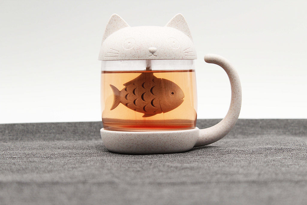 Katzen-Teetasse mit Fischsieb: ein kleiner Fang für die Teepause