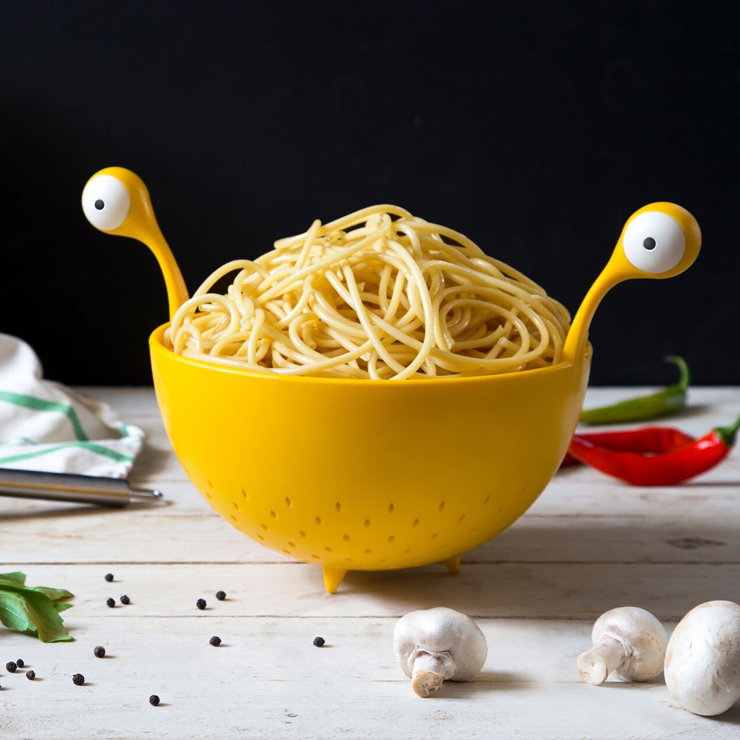 Gelbes Spaghettimonster-Küchensieb mit zwei aufragenden Augen