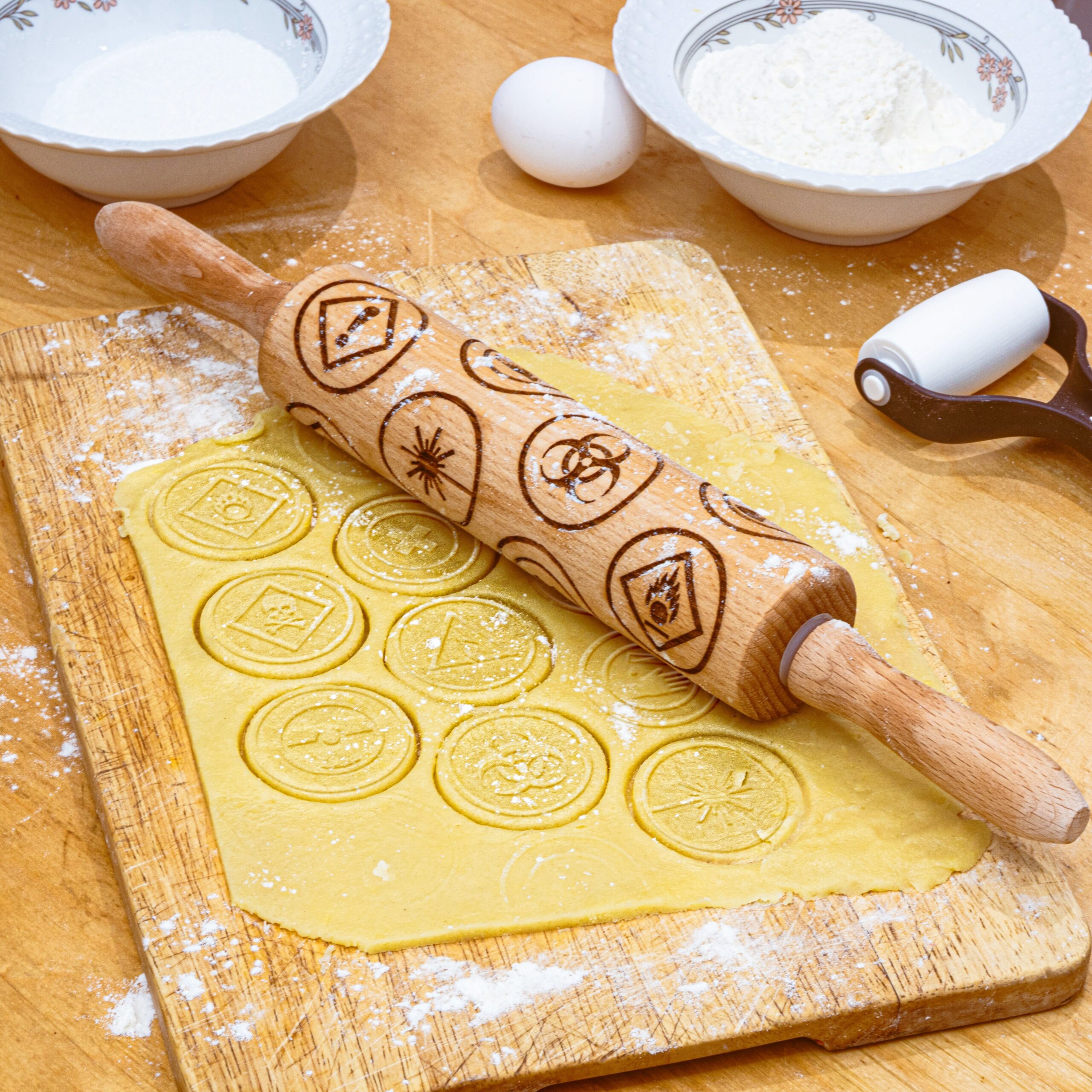Teigrolle mit Warnsymbolen: Diese Plätzchen sehen verdächtig aus